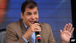 El presidente de Ecuador, Rafael Correa, dice que los medios lo atacan al revelar las cuentas privadas de su primo Pedro Delgado.