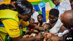 2019年9月13日衛生工作者在肯尼亞西部霍馬貝縣為兒童接種預防瘧疾疫苗