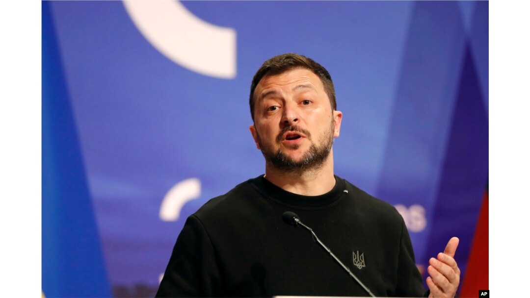 Presiden Ukraina Volodymyr Zelenskyy berpidato di Vilnius, Kamis, 11 April 2024. (Foto: AP)