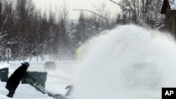 Hasta para los estándares de Alaska, este invierno ha nevado mucho. Un residente usa un quitanieves para despejar el ingreso de su casa, el lunes 29 de enero de 2024, en Anchorage, Alaska.