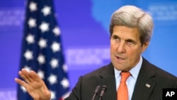 ARSIP – Menlu AS John Kerry mengadakan konferensi pers di akhir Pertemuan Para Menteri untuk Koalisi Global untuk Menentang ISIL (21/7). (foto: AP Photo/Cliff Owen)