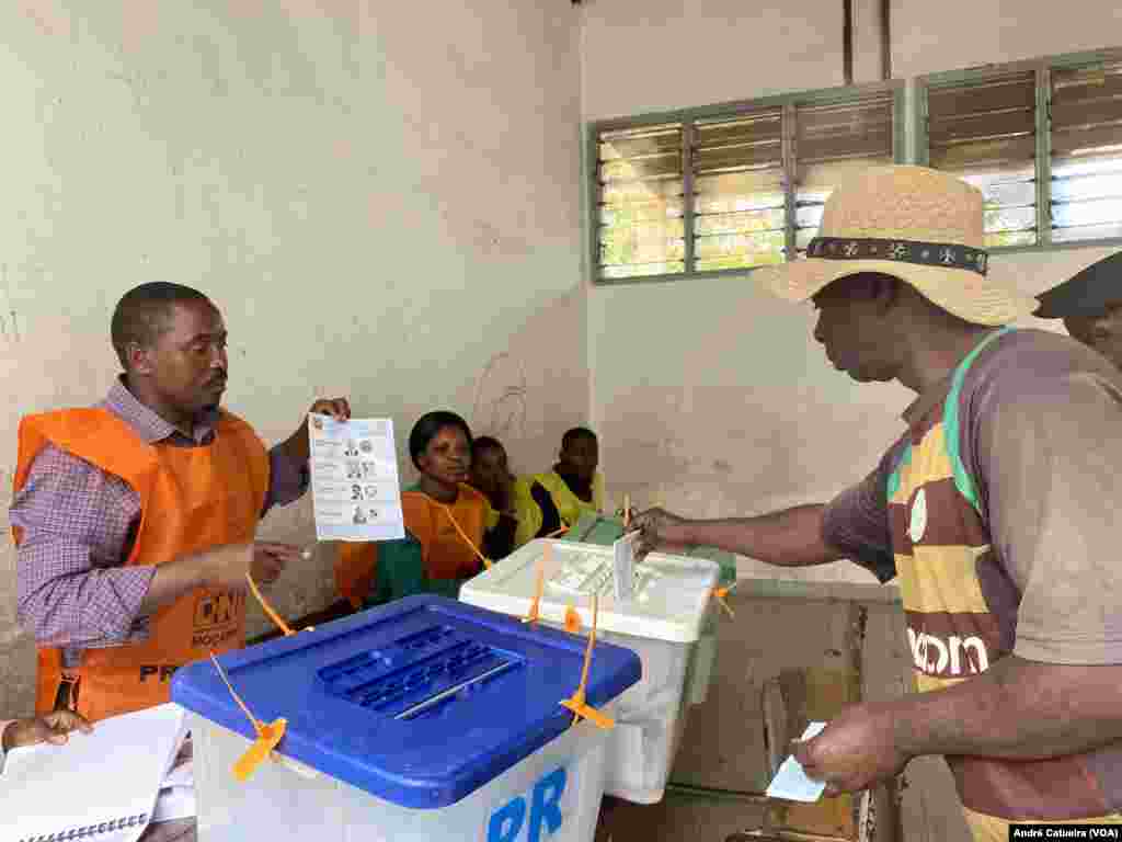 Eleitor na Beira descarrega voto para as eleições gerais de 9 de outubro