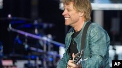 U.S. singer Jon Bon Jovi performs on stage as part of his "Because we can" tour in Munich, southern Germany, May 18, 2013.