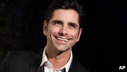 John Stamos di pesta Oscar oleh AIDS Foundation yang didirikan Elton John (22/2) di West Hollywood, California