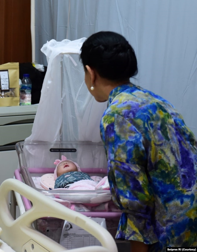 Presiden Joko Widodo dan ibu negara Iriana menjenguk cucu ketiga di RS PKU Muhammadiyah, Surakarta, Jum’at sore (15/11).