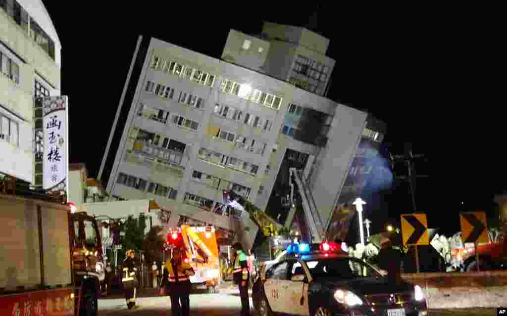 타이완 동부 화롄에서 강도 6.4 규모의 지진이 발생해 건물 여러채가 붕괴되고 수 백명의 사상자가 발생했다. 구조대원들이 기울어진 건물에 진입하고 있다.
