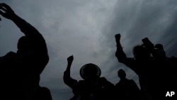 Ljudi drže podignute ruke tokom posvećivanja molitvenog zida u Grinvudu prilikom obilježavanja 100 godina od masakra u Tulsi, 31. maja 2021. godine.