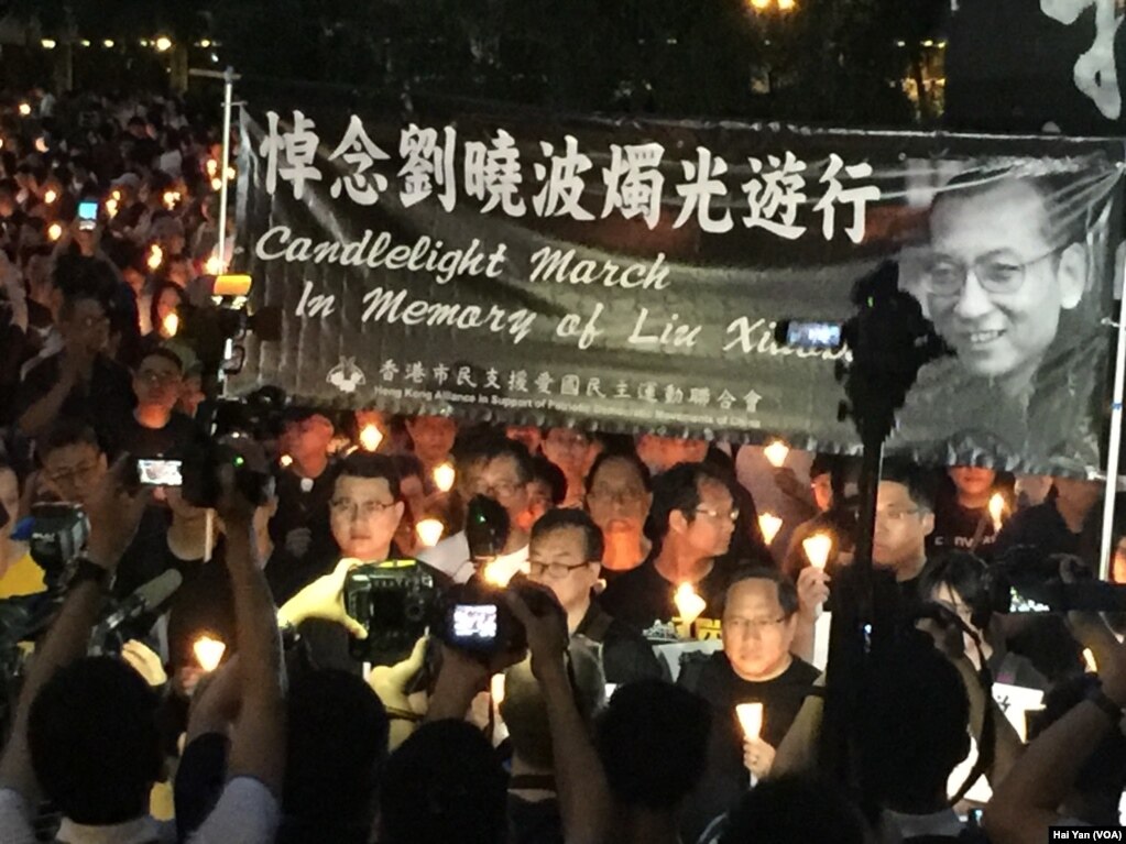 港人烛光游行至中联办悼念刘晓波(美国之音海彦拍摄)