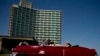 ARCHIVO - Un automóvil estadounidense antiguo traslada a unos turistas frente al hotel Riviera, en La Habana, Cuba, el 24 de abril de 2019. (AP Foto/Ramón Espinosa)