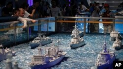 지난해 8월 중국 베이징의 인민혁명 군사박물관에 중국 해군이 2차 세계대전 때 태평양 전쟁에서 사용했던 구축함 모형들이 전시돼 있다. 