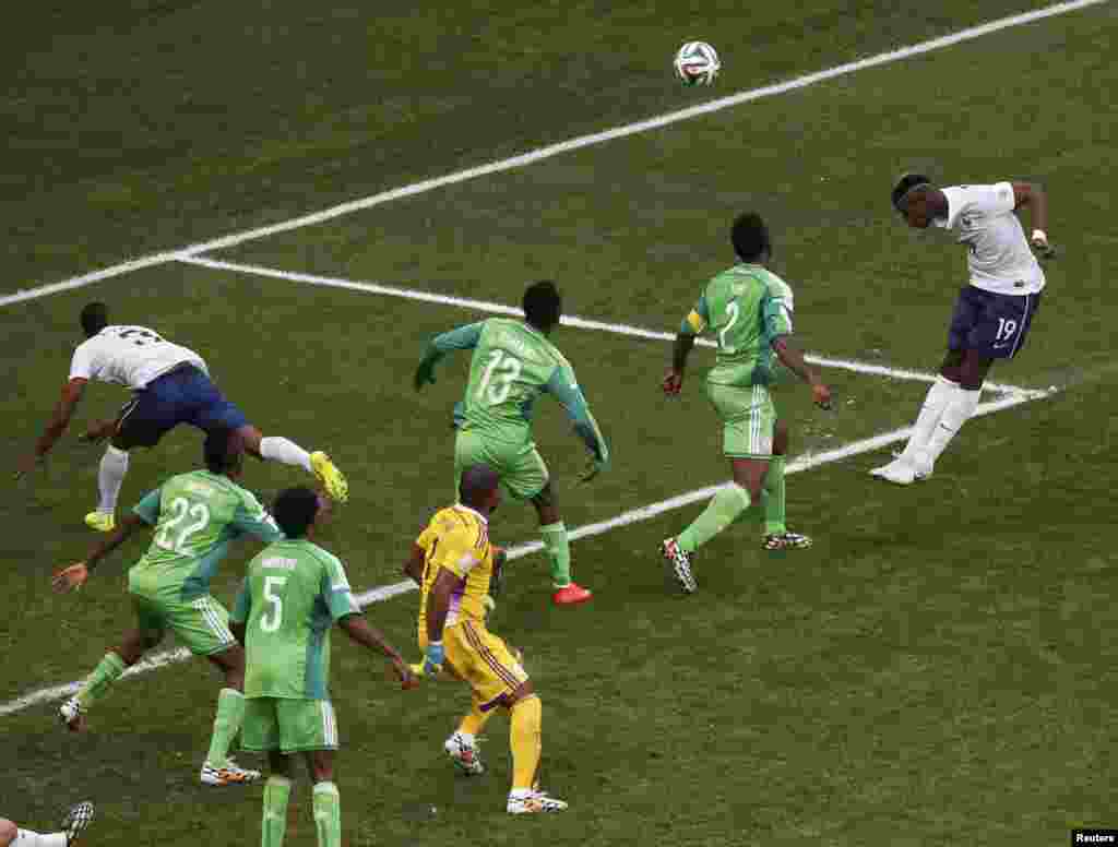 Paul Pogba, bermain untuk Perancis, menyundul bola ke gawang di stadion nasional di Brasilia, 30 Juni 2014.