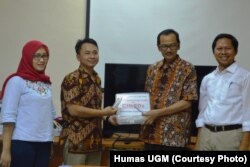 Tim peneliti CIMED menyerahkan bantuan implan melalui tim kesehatan RSUP Dr Sardjito untuk dibawa ke Sulteng (Courtesy - Humas UGM)