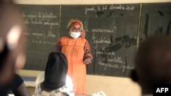 Une enseignante avec ses élèves lors du premier jour de rentrée à Dakar, le 12 novembre 2020.