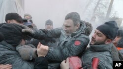 В.Кличко намагається зупинити конфлікт на Грушевського