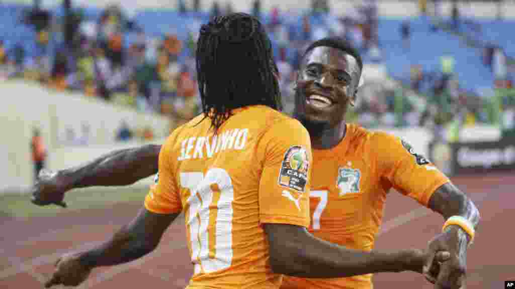 Gervinho e Serge Aurier, jogadores dos Elefantes (Costa do Marfim) festejam a passagem à final