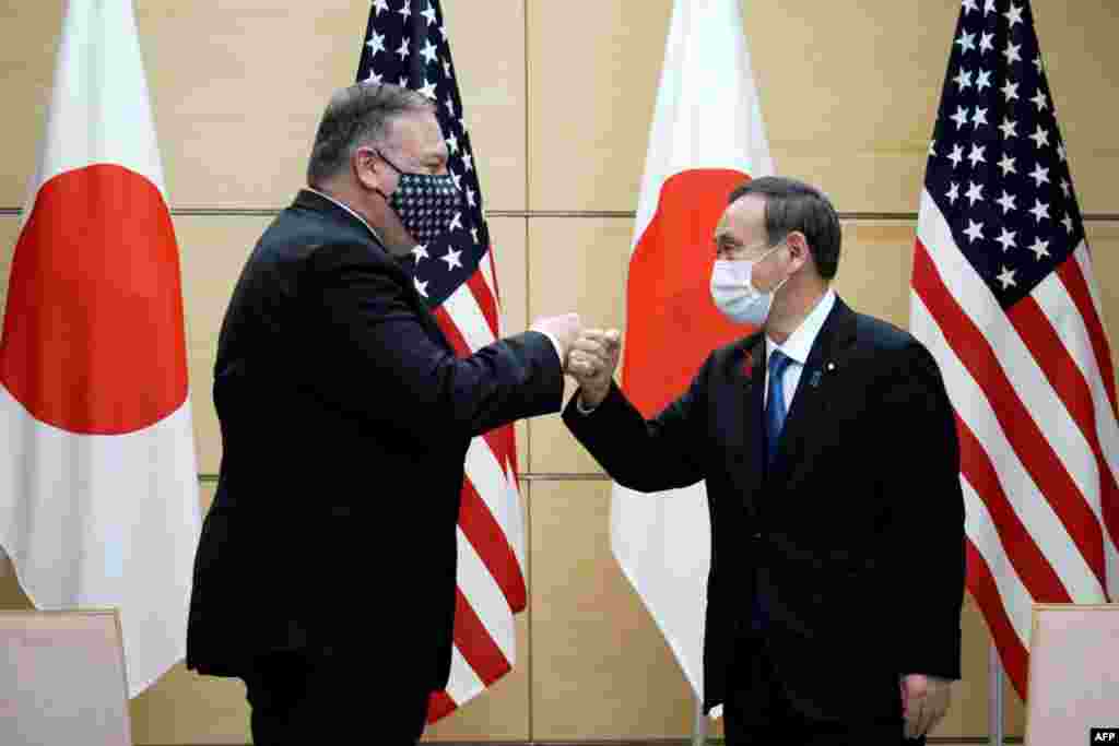 일본을 방문한 마이크 폼페오 미국 국무장관이 도쿄 총리 관저에서 스가 요시히데 총리와의 회담에 앞서 인사하고 있다. 