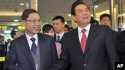 Chen Yunlin, right, China's top negotiator with Taiwan, shakes hands with his Taiwanese counterpart Chiang Pin-kung as he arrives at the Taoyuan International Airport in Taoyuan, northern Taiwan, February 23, 2011