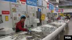 莫斯科的许多超市中现在已不见进口三文鱼，食品品种也大幅减少。
