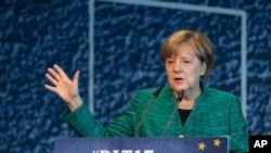 Kanselir Jerman Angela Merkel dari Partai Kristen Demokrat menyampaikan pidato dalam sebuah pertemuan dengan sayap pemuda partainya di Dresden, Jerman, 7 Oktober 2017. 