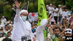
Rizieq Shihab (Kiri), pemimpin FPI (Front Pembela Islam atau Front Pembela Islam), menyapa para pendukung di markas mereka di Jakarta pada 10 November 2020, setelah kembali dari Arab Saudi. (Foto: AFP/Bay Ismoyo)