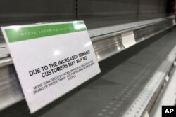 Estantes vacíos donde se vendía agua en una tienda en el norte de Miami, Florida, muestran la respuesta de los residentes del estado al llamado de emergencia de las autoridades para que se preparen por el huracán Dorian. Agosto 30 de 2019.AP