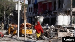 Seorang perempuan Somali berjalan di depan hotel Ambassador di jalan Maka Al Mukaram, Mogadishu (2/6).