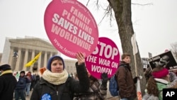 Demonstran pendukung hak melakukan aborsi di depan Gedung Kongres di Washington. 