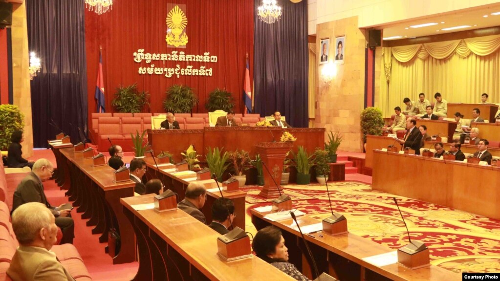 រូបឯកសារ៖ ការបោះឆ្នោតអនុម័តលើសេចក្តីព្រាងច្បាប់ស្តីពីសមាគមនិងអង្គការមិនមែនរដ្ឋាភិបាល ដោយសមាជិកព្រឹទ្ធសភា នៅក្នុងសម័យប្រជុំលើកទី៧ ដែលក្នុងនោះមាន សម្លេង៤៤នៃសមាជិកព្រឹទ្ធសភាទាំងមូល កាលពីថ្ងៃទី២៤ ខែកក្កដា ឆ្នាំ២០១៥។ (រូបថតផ្តល់ដោយ ៖ ព្រឹទ្ធសភា)