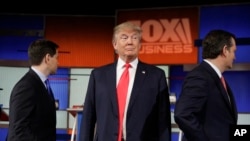 លោក Donald Trump បេក្ខជន​ប្រធានាធិបតី​មក​ពី​គណបក្ស​សាធារណរដ្ឋ​ ឈរ​នៅ​លើ​ឆាក​ មុន​ការ​ជជែក​ដេញ​ដោល​របស់​បេក្ខជន​ប្រធានាធិបតី​មក​ពី​គណបក្ស​សាធារណរដ្ឋ​ដែល​ធ្វើ​ឡើង​ដោយ​បណ្តាញ​ទូរទស្សន៍ Fox Business Network នៅ North Charleston Coliseum កាលពី​ថ្ងៃទី១៤ ខែមករា ឆ្នាំ២០១៦។