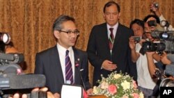 Indonesia Foreign Minister R.M. Marty M. Natalegawa talks to the media during a press conference at an hotel in Rangoon, Burma, October 29, 2011.