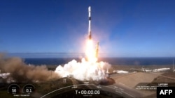 На этом cтопкадре из видео компании SpaceX, показан запуск ракеты-носителя Falcon 9 с миссией Korea 425 на базе ВВС Ванденберг в Калифорнии 1 декабря 2023 года.