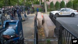 24일 미국 워싱턴 D.C.에 위치한 바락 오바마 전 미국 대통령 자택 인근 검문소에 취재진이 몰려있다. 