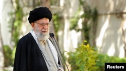 El líder supremo de Irán, ayatolá Alí Jamenei, habla durante una ceremonia en Teherán el 6 de marzo de 2023.