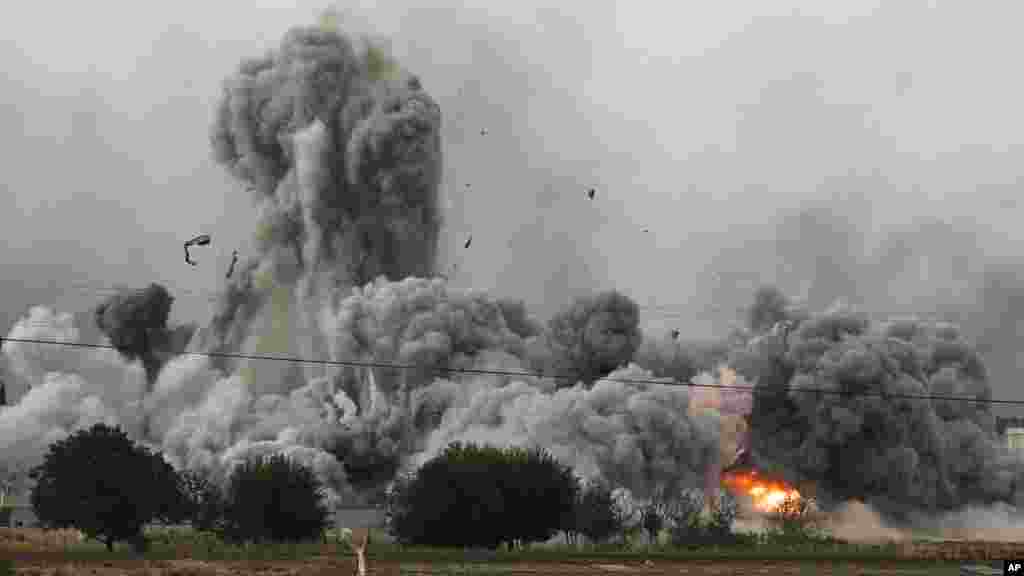 Mugun hayaki dake tashi sanadiyar tashin bamabamai da gurneti a birnin Kobani a Siriya, 14 ga Oktoba, 2014. 