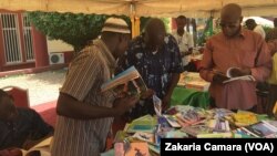 Stand des ouvrages en langues maternelles, à Conakry, en Guinée, le 23 avril 2017. (VOA/Zakaria Camara)