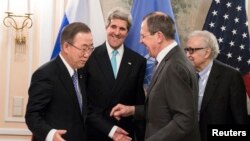 Sekjen PBB Ban Ki-moon, Menlu AS John Kerry, Menlu Rusia Sergei Lavrov dan Perwakilan khusus untuk Suriah Lakhdar Brahimi (kiri ke kanan) menyapa satu sama lain di Munchen.