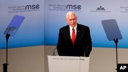 Se esperaba que Pence se reuniera también con los gobiernos de Irak y Afganistán, donde Estados Unidos está inmerso en dos guerras distintas.