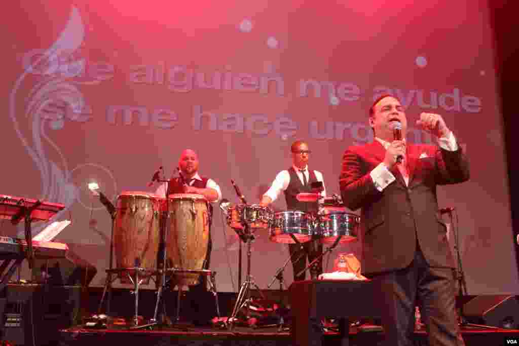 El cantante puertorriqueño durante la interpretación de uno de sus clásicos "La conciencia" durante el espectáculo en el Teatro Howard en Washington como parte de su gira por EE.UU.