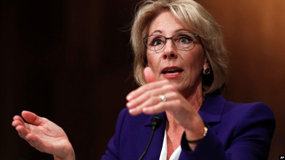 Betsy DeVos enfrenta una fuerte oposición de los sindicatos de maestros.