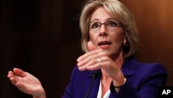 Betsy DeVos enfrenta una fuerte oposición de los sindicatos de maestros.