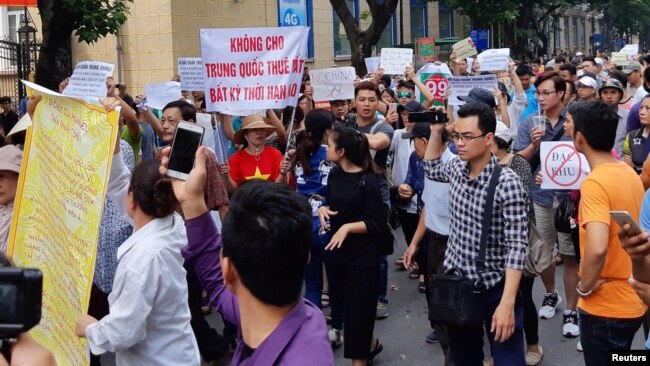 Người dân đi biểu tình phản đối dự luật về đặc khu tại Hà Nội vào ngày 10/6/2018.