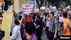 Protesters hold a banner which reads "No Leasing Land to China even for Anytime" during a demonstration against a draft law on the Special Economic Zone in Hanoi, Vietnam June 10, 2018. REUTERS/Staff - RC1DD65EC1D0