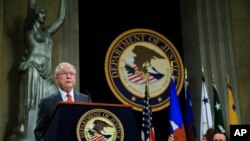 El fiscal general de EE.UU., Jeff Sessions, habla durante una Cumbre de Libertad Religiosa en el Departamento de Justicia, el lunes 30 de julio de 2018. Sentado a la derecha está el vicefiscal general Rod Rosenstein. (Foto AP / Manuel Balce Ceneta)