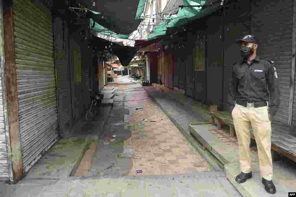 پولیس اور دیگر قانون نافذ کرنے والے ادارے سڑکوں پر فرائض انجام دے رہے ہیں۔