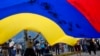 Partidarios de Tomás Guanipa, quien fuera candidato a alcalde de la Mesa de Unidad Democrática (MUD), ondean una bandera venezolana en un mitin el primer día de la campaña, en Caracas, el 28 de octubre de 2021. Foto: AP.