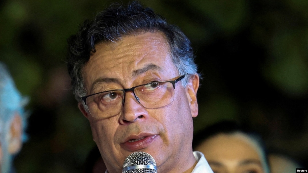 ARCHIVO: El presidente colombiano Gustavo Petro habla durante su visita y después de un consejo binacional de ministros, en Jacmel, Haití, el 22 de enero de 2025.