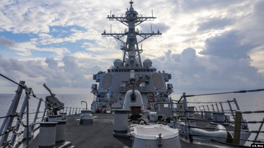 美国海军本福德号导弹驱逐舰2021年7月12日在南中国海执行航行自由行动。（美国海军推特）(photo:VOA)