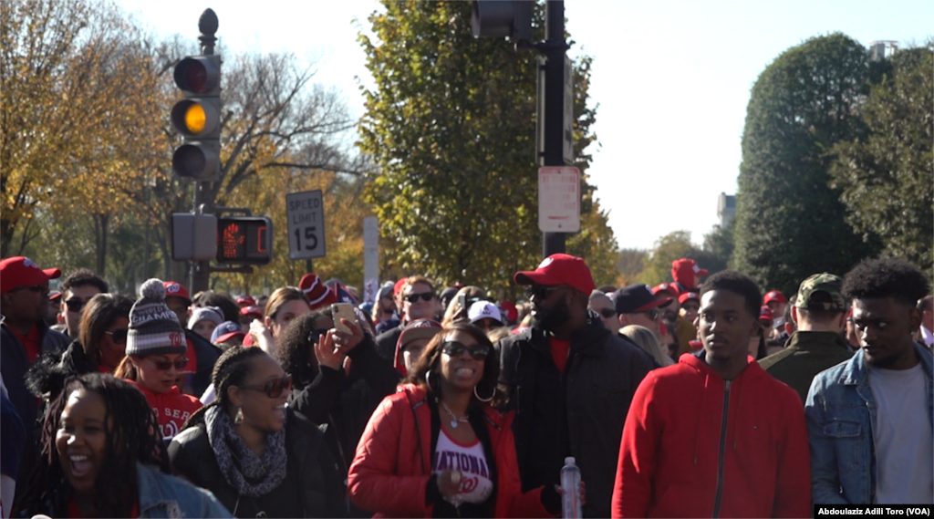 Rikakun magoya bayan &nbsp;kungiyar Washington Nationals &nbsp;dake kan hanyar Constitution Avenue ya zuwa Pennsylvania Avenue.&nbsp;