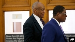 Bill Cosby, left, walks out of the courtroom during a lunch break in hia sexual assault trial at the Montgomery County Courthouse in Norristown, Pennsylvana, June 12, 2017. 