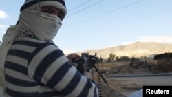 Free Syrian Army fighters are seen in Daria near Damascus, Syria, November 25, 2012.
